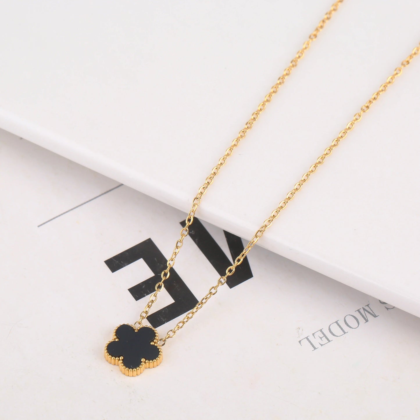 CLOVER | BLACK NECKLACE